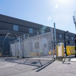 Archivo de agentes del Servicio de Inmigración y Control de Aduanas (ICE, por sus siglas en inglés) custodian el centro de detención de inmigrantes Delaney Hall en Nueva Jersey. Foto La Hora: EFE