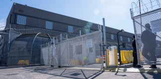 Al menos 15 centros migratorios de ICE llevan más de un año sin inspecciones, según CBS Archivo de agentes del Servicio de Inmigración y Control de Aduanas (ICE, por sus siglas en inglés) custodian el centro de detención de inmigrantes Delaney Hall en Nueva Jersey. Foto La Hora: EFE