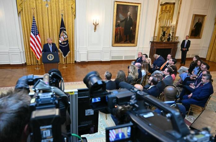Trump pone en duda la integridad del sistema electoral y denuncia interferencias de China