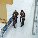 Fotografía de archivo de agentes de ICE en un aeropuerto. Foto La Hora: EFE
