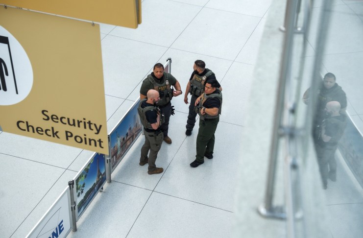 Fotografía de archivo de agentes de ICE en un aeropuerto. Foto La Hora: EFE