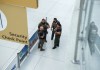 Fotografía de archivo de agentes de ICE en un aeropuerto. Foto La Hora: EFE