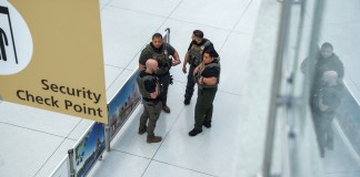 Aumentan los operativos migratorios de ICE en aeropuertos de EE. UU., según NYT Fotografía de archivo de agentes de ICE en un aeropuerto. Foto La Hora: EFE