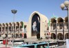 Comienzan los mayores funerales de la historia de Irán para despedir a Alí Jameneí Vista de la Gran Mezquita de Teherán con la imagen de Ali Jameneí. Foto La Hora: EFE