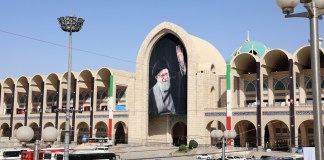 Comienzan los mayores funerales de la historia de Irán para despedir a Alí Jameneí Vista de la Gran Mezquita de Teherán con la imagen de Ali Jameneí. Foto La Hora: EFE