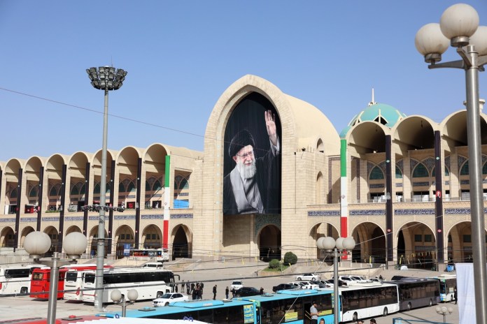 Irán comienza los mayores funerales de su historia para despedir a Alí Jameneí Vista de la Gran Mezquita de Teherán con la imagen de Ali Jameneí. Foto La Hora: EFE