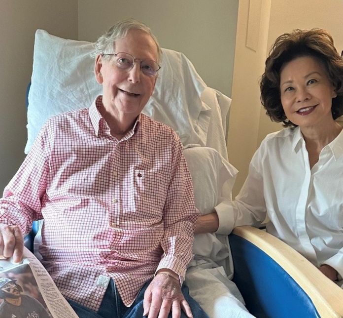 eeuu Fotografía tomada de la cuenta oficial en X @cspan del Capitolio de Estados Unidos en la que aparece el senador republicano Mitch McConnell (i) junto a su esposa