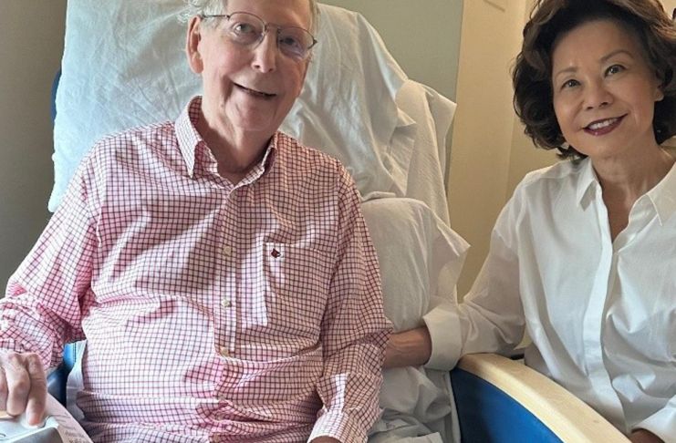 Senador estadounidense Mitch McConnell reaparece tras semanas hospitalizado por una caída Fotografía tomada de la cuenta oficial en X @cspan del Capitolio de Estados Unidos en la que aparece el senador republicano Mitch McConnell (i) junto a su esposa