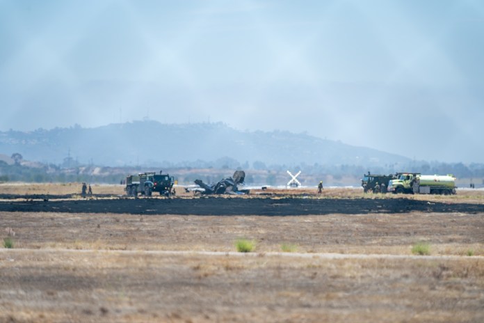 Personal de emergencia acude al lugar donde se estrelló un avión de combate F-35B Lightning II del Cuerpo de Marines de EE. UU. cerca de la Base Aérea del Cuerpo de Marines de Miramar en San Diego, California. Foto La Hora: EFE