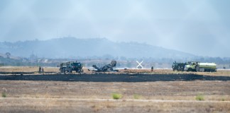 Personal de emergencia acude al lugar donde se estrelló un avión de combate F-35B Lightning II del Cuerpo de Marines de EE. UU. cerca de la Base Aérea del Cuerpo de Marines de Miramar en San Diego, California. Foto La Hora: EFE
