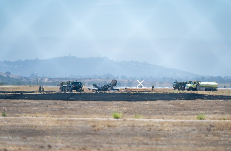 Un avión de combate de EE. UU. se estrella en una base militar de California Personal de emergencia acude al lugar donde se estrelló un avión de combate F-35B Lightning II del Cuerpo de Marines de EE. UU. cerca de la Base Aérea del Cuerpo de Marines de Miramar en San Diego, California. Foto La Hora: EFE