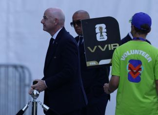 La UEFA tachó de "incomprensible e injustificable" la suspensión de la tarjeta roja al jugador estadounidense Folarin Balogun.