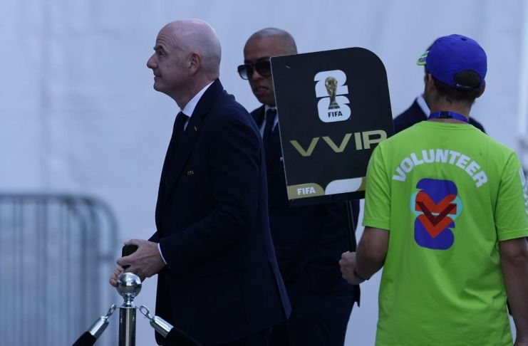 La UEFA tachó de "incomprensible e injustificable" la suspensión de la tarjeta roja al jugador estadounidense Folarin Balogun.