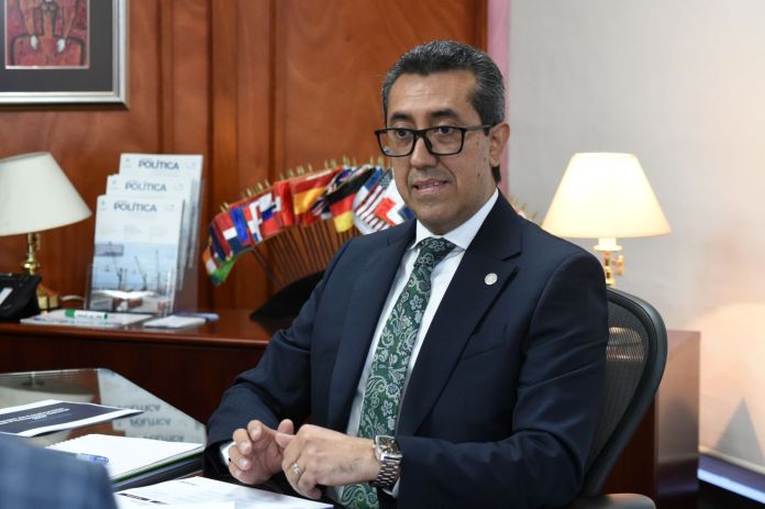 En entrevista con La Hora, el ministro de Finanzas, Jonathan Menkos, refirió que aun no se toma una decisión respecto del subsidio, pero que el margen fiscal es reducido. Foto: José Orozco.