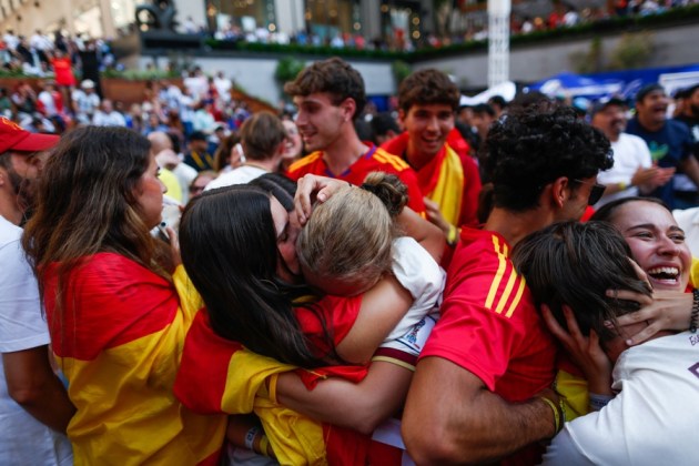 Los aficionados espa&ntilde;oles celebran durante la retransmisi&oacute;n p&uacute;blica de la final de la Copa Mundial de la FIFA 2026 entre Espa&ntilde;a y Argentina.