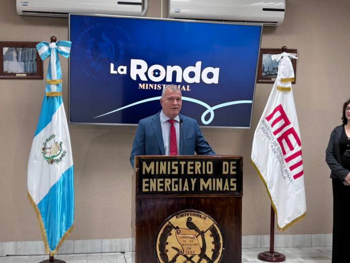 En conferencia de prensa, Edwin Barrios, ministro de Energía y Minas, anunció que el 22 de agosto inicia uso de mezcla de 10% de etanol en la gasolina superior. Foto La Hora: José Orozco.