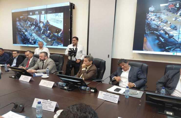 Viceministros de Ambiente y Energía explican las ventajas del etanol en los combustibles. Foto: La Hora