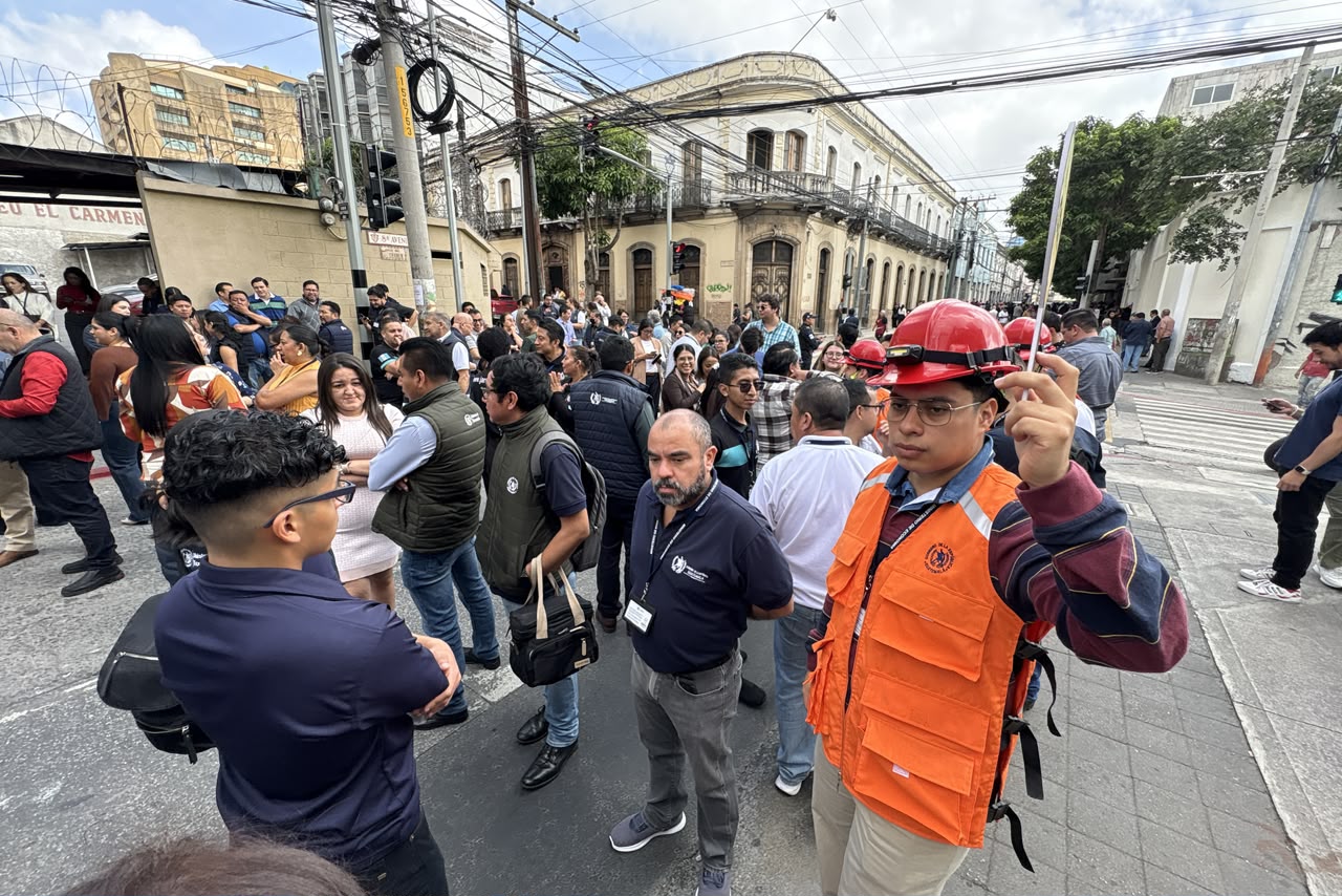 El terremoto del viernes 17 en México, fue sensible en Guatemala, lo que provocó que trabajadores de varias dependencias fueran evacuados. Foto La Hora: Daniel Ramírez