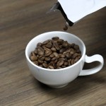 El café suele ser una fuente de cafeína para millones de personas en el mundo. Foto: EFE.