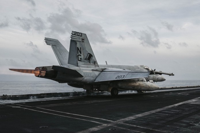 Fotografía difundida por el CENTCOM que muestra un avión de combate en el USS Abraham Lincoln durante una de las operaciones aéreas contra objetivos militares en Irán mientras navega en aguas regionales. Foto La Hora: EFE