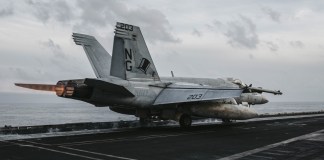 Fotografía difundida por el CENTCOM que muestra un avión de combate en el USS Abraham Lincoln durante una de las operaciones aéreas contra objetivos militares en Irán mientras navega en aguas regionales. Foto La Hora: EFE