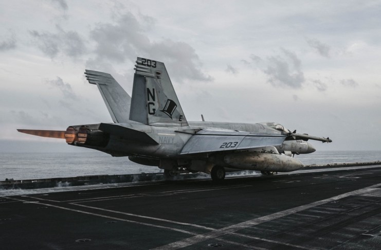 Fotografía difundida por el CENTCOM que muestra un avión de combate en el USS Abraham Lincoln durante una de las operaciones aéreas contra objetivos militares en Irán mientras navega en aguas regionales. Foto La Hora: EFE