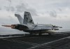 Fotografía difundida por el CENTCOM que muestra un avión de combate en el USS Abraham Lincoln durante una de las operaciones aéreas contra objetivos militares en Irán mientras navega en aguas regionales. Foto La Hora: EFE