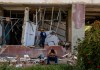 Una persona se lamenta frente a un edificio destruido por los terremotos del 24 de junio en Caraballeda, Venezuela. Foto La Hora: EFE