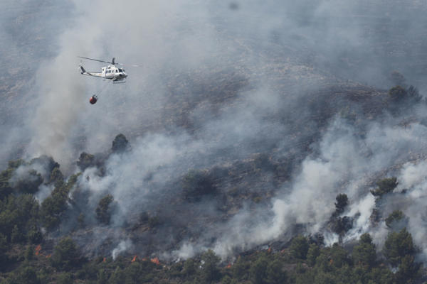 Confinados tres municipios y algunos desalojos por el incendio de Vall d'Uixò (Castellón) Confinados tres municipios y algunos desalojos por el incendio de Vall d'Uixò (Castellón)