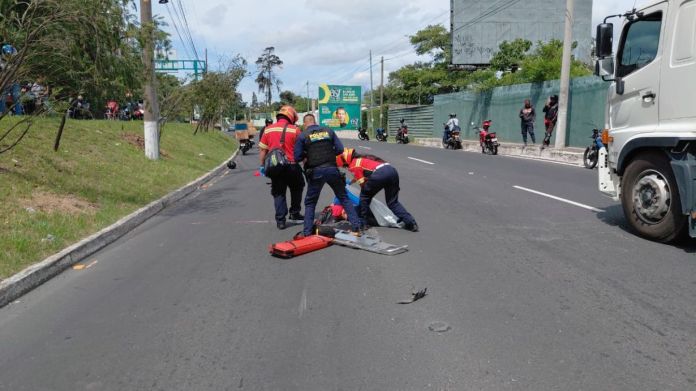 Los Bomberos Voluntarios indicaron que presuntamente fue atropellado por un auto luego de derrapar en su motocicleta.