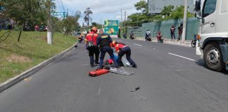 Los Bomberos Voluntarios indicaron que presuntamente fue atropellado por un auto luego de derrapar en su motocicleta.
