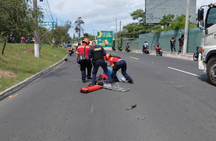 Los Bomberos Voluntarios indicaron que presuntamente fue atropellado por un auto luego de derrapar en su motocicleta.