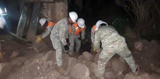 Sismo en Perú: Autoridades actualizan y confirman muerte de seis personas en provincia de Chuapaca Brigadas de apoyo supervisan y asistieron durante la madrugada la emergencia provocada por dos sismos. Foto La Hora: EFE