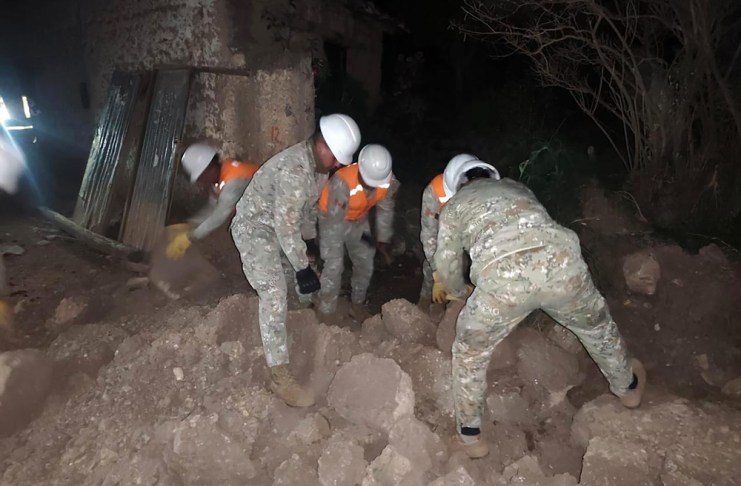 Sismo en Perú: Autoridades actualizan y confirman muerte de seis personas en provincia de Chuapaca Brigadas de apoyo supervisan y asistieron durante la madrugada la emergencia provocada por dos sismos. Foto La Hora: EFE