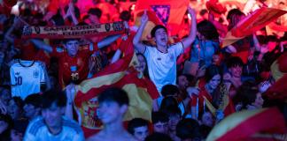 Derrumbe de fuente en Salamanca deja un fallecido y un herido tras festejos del triunfo de España en el Mundial Aficionados de la selección española celebran en la plaza de toros de Toledo la victoria del combinado español en la final del Mundial 2026 tras derrotar este domingo a la selección de Argentina en el encuentro que han disputado en Nueva Jersey.EFE/Ángeles Visdómine