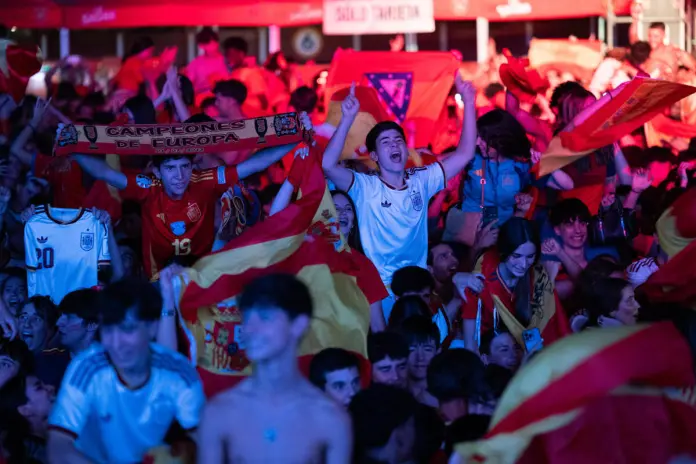ESPAÑA ARGENTINO Aficionados de la selección española celebran en la plaza de toros de Toledo la victoria del combinado español en la final del Mundial 2026 tras derrotar este domingo a la selección de Argentina en el encuentro que han disputado en Nueva Jersey.EFE/Ángeles Visdómine