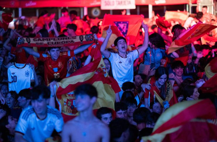 Derrumbe de fuente en Salamanca deja un fallecido y un herido tras festejos del triunfo de España en el Mundial Aficionados de la selección española celebran en la plaza de toros de Toledo la victoria del combinado español en la final del Mundial 2026 tras derrotar este domingo a la selección de Argentina en el encuentro que han disputado en Nueva Jersey.EFE/Ángeles Visdómine