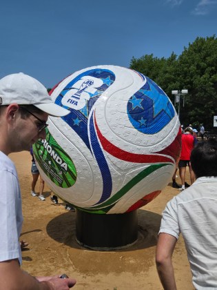 Las personas se re&uacute;nen en Central Park en New Jersey para ver la final de Argentina contra Espa&ntilde;a. Foto La Hora: Redes Sociales.