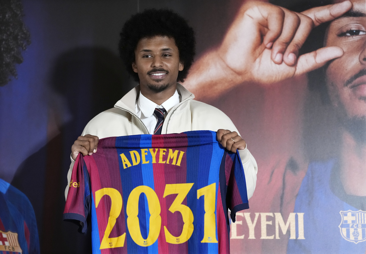 Adeyemi es presentado como nuevo futbolista del FC Barcelona; firma hasta 2