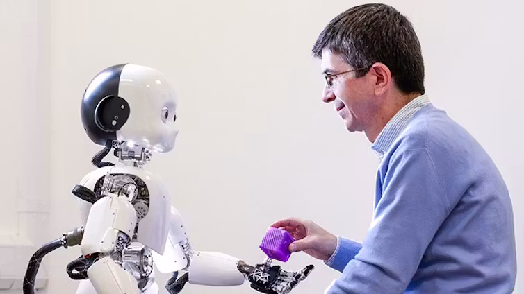 El profesor Angelo Cangelosi, experto en aprendizaje automático y robótica cognitiva, interactúa con el robot humanoide iCub. Foto: manlitphil.ac.uk, CC BY.