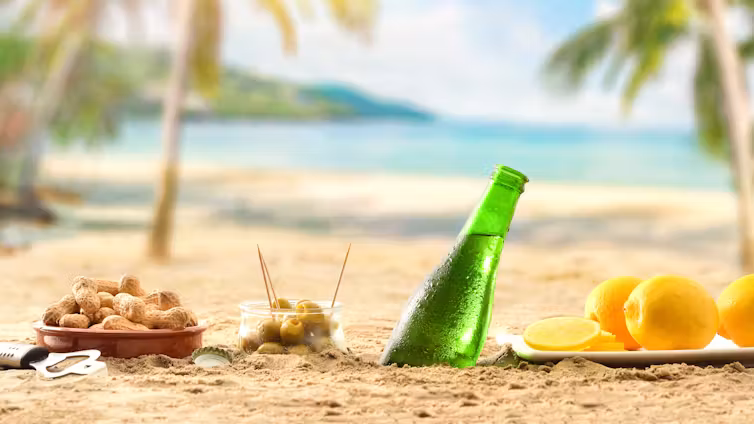 Botanas saladas, cerveza y limones