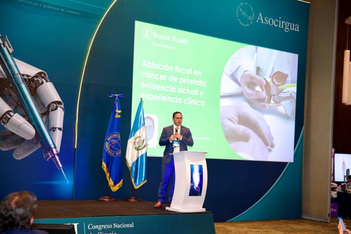 Doctor Manuel Ozambela en el LII Congreso Nacional de Cirugía en Guatemala. Foto: cortesía.