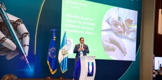 Doctor Manuel Ozambela en el LII Congreso Nacional de Cirugía en Guatemala. Foto: cortesía.