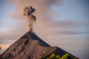 Ascenso al Volcán de Fuego continúa prohibido; Conred desmiente supuesto personal en la zona
