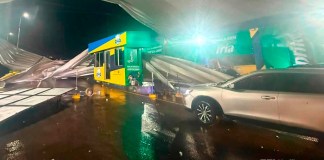 Fuerte tormenta provoca daños en el techo del domo sobre la garita de pago en Iztapa, Escuintla