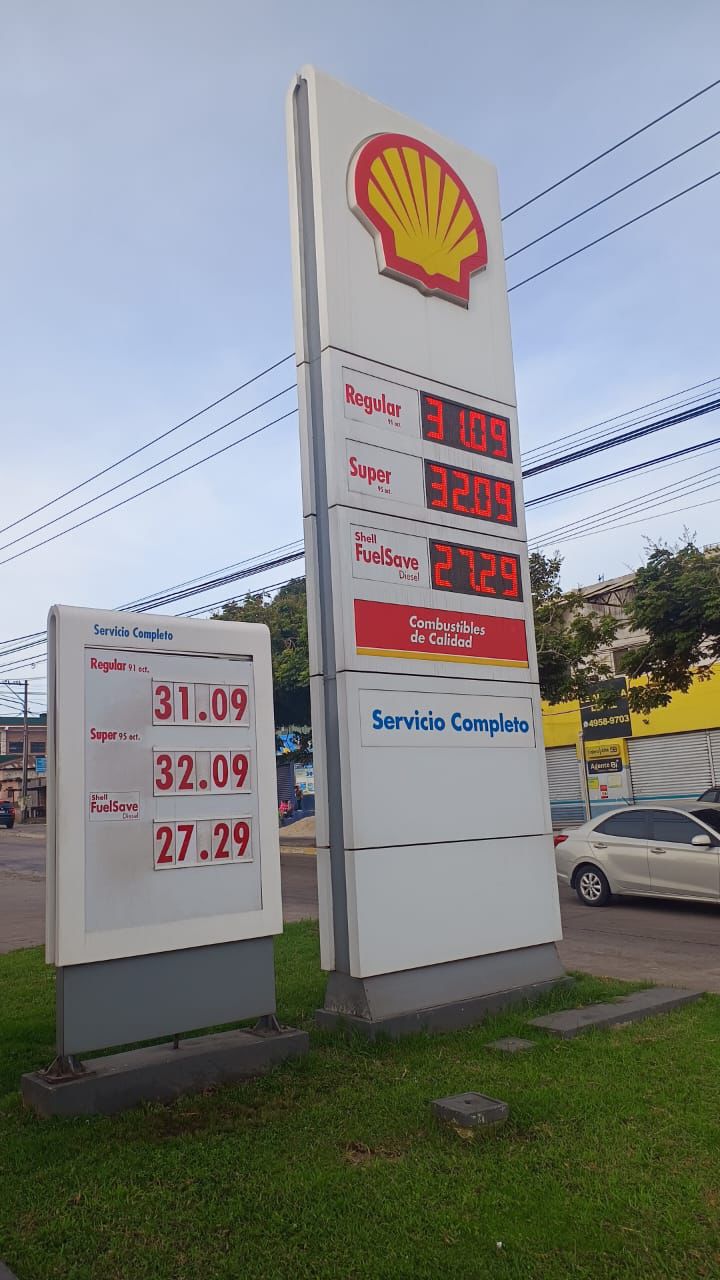 Algunas expendedoras mantendrán los precios, según la Gremial de Expendedores, hasta finalizar sus inventarios. Foto La Hora: Daniel Ramírez