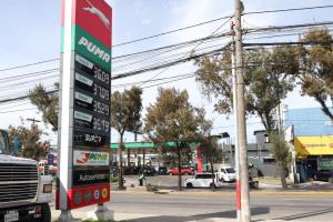 ¿Por qué la gasolina subió de inmediato? Gobierno ordena verificar a gasolineras que amanecieron hasta en Q37 el galón