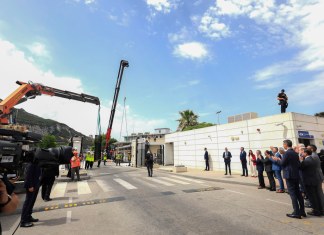 El presidente del Gobierno español, Pedro Sánchez, y otras autoridades presencian en La Línea de la Concepción (España) la demolición de la verja fronteriza con Gibraltar. Foto La Hora: EFE