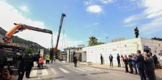 Frontera Gibraltar-España: entra en vigor el acuerdo que acaba con los controles en la verja El presidente del Gobierno español, Pedro Sánchez, y otras autoridades presencian en La Línea de la Concepción (España) la demolición de la verja fronteriza con Gibraltar. Foto La Hora: EFE