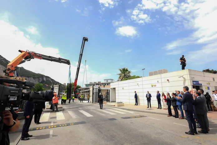 Sánchez resalta que el acuerdo sobre Gibraltar abre una nueva era y cierra una herida El presidente del Gobierno español, Pedro Sánchez, y otras autoridades presencian en La Línea de la Concepción (España) la demolición de la verja fronteriza con Gibraltar. Foto La Hora: EFE
